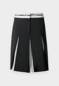 Czarna spódnica midi z białymi panelami bocznymi i detalami przeszyciowymi, z białym paskiem w talii z brandingiem "KARL LAGERFELD" w czerni.