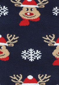 Granatowy dzianinowy materiał z powtarzającym się wzorem głów reniferów w beżowym kolorze z czerwonymi czapkami i szalikami oraz białymi płatkami śniegu.