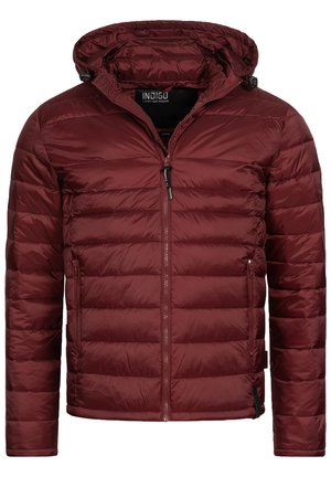 Chaqueta aislante burdeos con cierre de cremallera y capucha desmontable. Presenta un diseño acolchado y bolsillos laterales para funcionalidad.