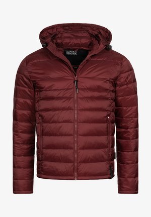 Bordeaux geïsoleerde jack met een ritssluiting en een afneembare capuchon. Voorzien van een doorgestikt ontwerp en zijzakken voor functionaliteit.