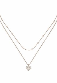 Collana a doppio strato caratterizzata da una catena d'argento con accenti circolari e un pendente a forma di cuore decorato con piccole pietre trasparenti.