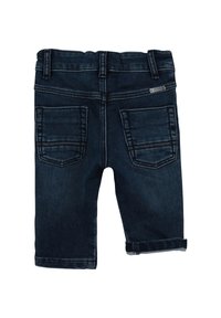 Tmavě modré riflové šortky s ohrnutým lemem, vybavené dvěma zadními kapsami a světlejšími šitími detaily. Elastický pas pro pohodlí.