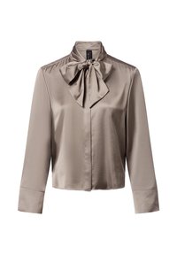 Licht taupe satijnen blouse met een hoge kraag en een groot strikdetail bij de hals. Lange mouwen met knoopmanchetten; gladde, elegante textuur.