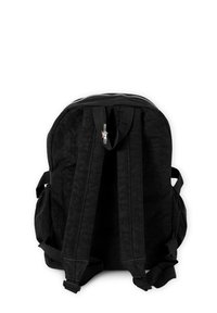 Sac à dos en tissu noir avec une surface texturée, doté d'une fermeture éclair sur le dessus et de bretelles rembourrées ajustables. Pas de poches externes.