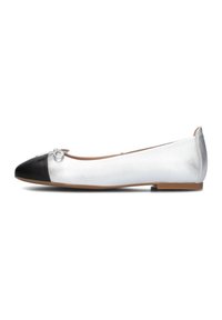 Metallische zilveren ballerina's met een zwarte leren neuskap en een kleine decoratieve strik. Gladde textuur en platte zool.