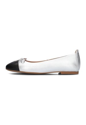 Metallische zilveren ballerina's met een zwarte leren neuskap en een kleine decoratieve strik. Gladde textuur en platte zool.