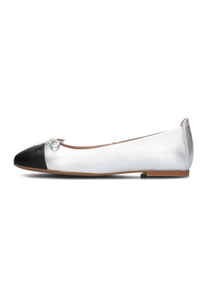 Metallische zilveren ballerina's met een zwarte leren neuskap en een kleine decoratieve strik. Gladde textuur en platte zool.