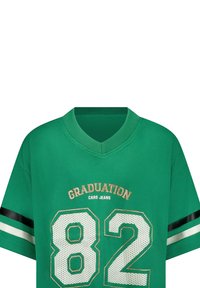 Groen shirt met een v-hals, mesh textuur, met "AFSTUDEREN" en "82" gedrukt in wit en goud, met zwart-witte gestreepte accenten op de mouwen.