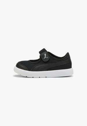 Czarny dziecięcy sneaker z białą podeszwą, cholewką z siateczki i skóry, regulowany pasek z logo Puma po boku oraz zapięciem na rzep.