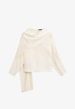 Cremefarvet bluse med lange ærmer og asymmetrisk draperet stofdetalje, der strækker sig fra halsudskæringen til kanten på den ene side.