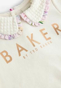 Baker by Ted Baker JOGGERS SET REGULAR FIT - Püksid - cream