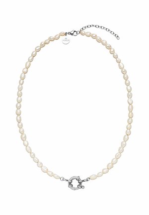 Collier en perles avec des perles blanches de forme irrégulière, fermoir en argent et chaîne d'extension avec une étiquette ronde pour un réglage de la longueur.