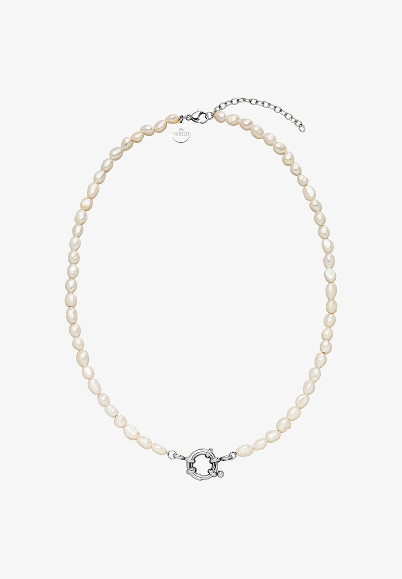 Perlenkette mit unregelmäßig geformten weißen Perlen, silberner Verschluss und Verlängerungskette mit einem runden Logo-Anhänger für anpassbare Länge.