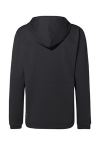 Giacca nera con cappuccio dal tessuto morbido, con design a maglione e tasca frontale a marsupio. Le maniche sono aderenti e minimaliste.
