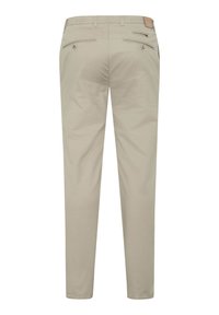 Beige Hosen mit geradem Schnitt, Gesäßtaschen und einem strukturierten Stoff. Die Rückansicht zeigt Nähdetails und ein Lederlabel an der Taille.