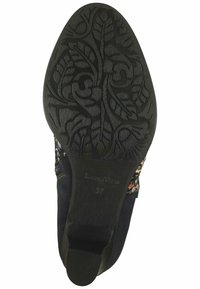 Sole nera con motivo floreale, superficie testurizzata e forma arrotondata. Caratteristiche del marchio 'Laura Vita' e taglia '37' in rilievo. Dettagli laterali in suede.