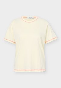 Κρεμ κοντομάνικο μπλουζάκι με ροζ αντίθετη ραφή στον γιακά, τα μανίκια και το κάτω μέρος, ετικέτα στο κάτω δεξί μέρος, μπροστινή όψη.