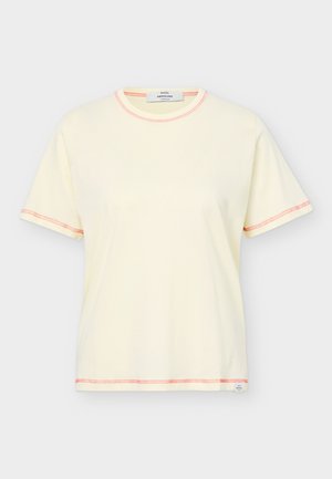 Kreemjas lühikeste varrukatega t-särk, millel on krae, varrukate ja ääre kontrastsed roosad õmblused, silt all paremal äärel, esivaade.