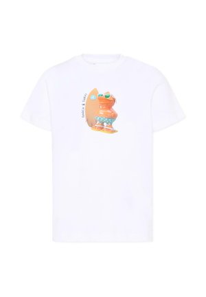 T-shirt bianca con grafica di un'anatra che indossa occhiali da sole e pantaloncini da bagno, in piedi su una tavola da surf con il testo "QUACK & SURF!"