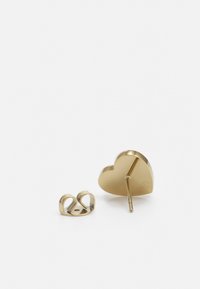 Orecchino a forma di cuore in oro con superficie liscia e lucida. Include un chiusura posteriore a forma di cuore abbinata.