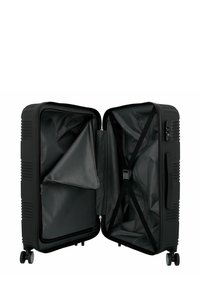 Maleta rígida negra con cremallera, interior espacioso, forro de tejido gris, correas ajustables y un asa lateral para un transporte fácil.