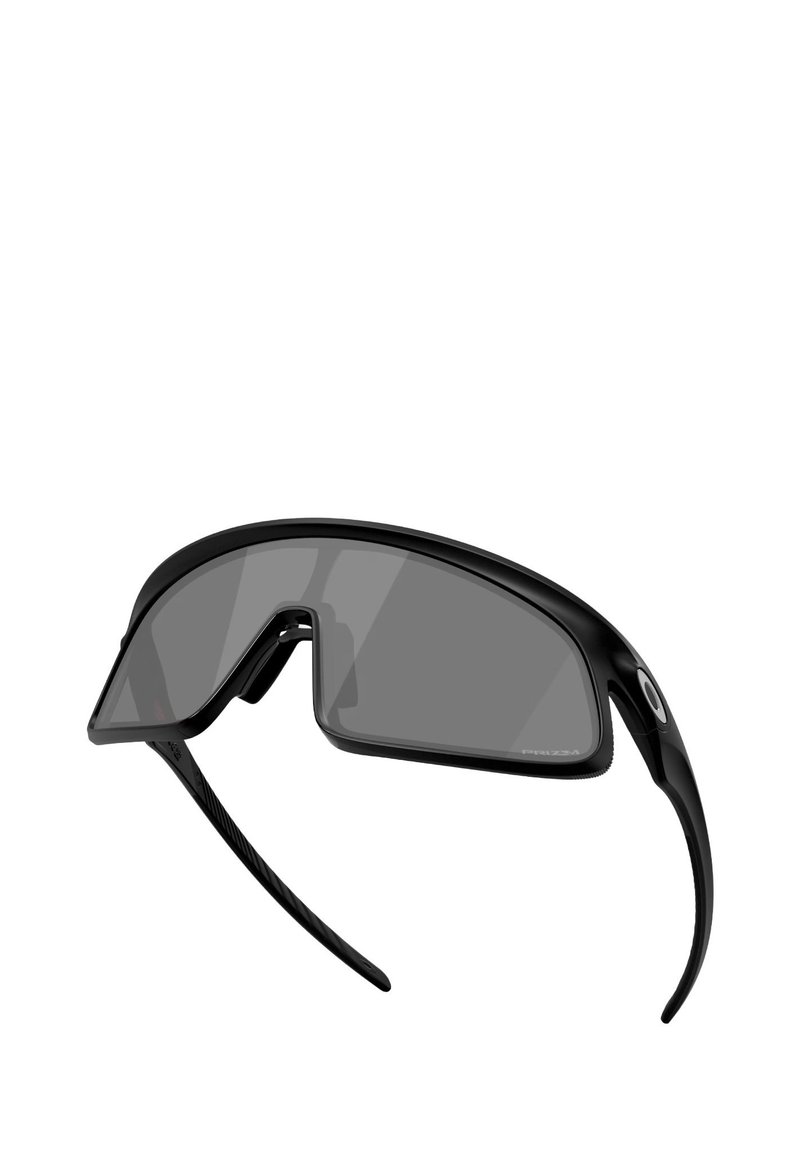 Occhiali da sole sportivi neri con un design elegante, forma avvolgente, lenti grigie e aste nere testurizzate con un accento del logo.