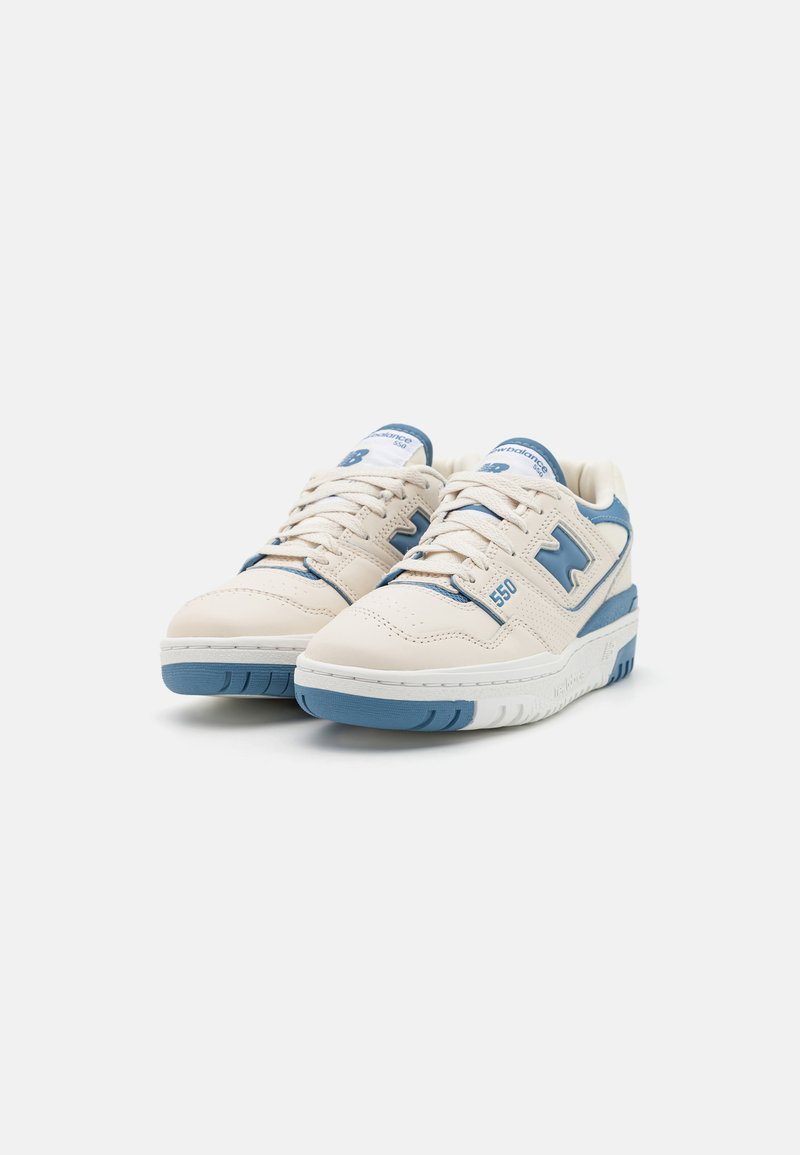 Sneakers bianchi in pelle con accenti azzurri, finitura texturizzata, colletto imbottito, punta perforata e suola in gomma a contrasto.