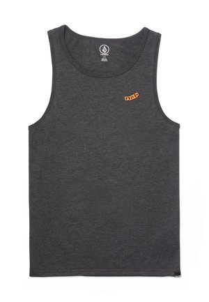 Camiseta sin mangas de color gris oscuro con pequeño logo "Volcom" en naranja en el pecho y una etiqueta negra en el dobladillo inferior.