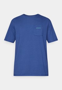 Korte mouwen blauwe katoenen T-shirt met een borstzak en een groen Patagonia-logo. Eenvoudig ronde hals ontwerp met een relaxte pasvorm.
