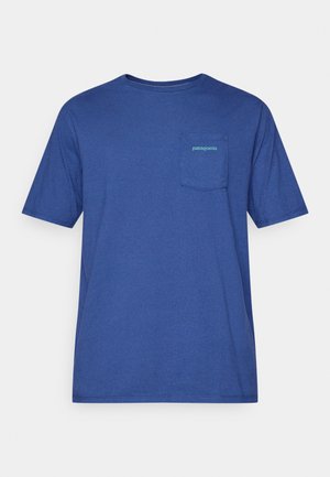 Tricou din bumbac albastru cu maneci scurte, cu un buzunar pe piept și un logo verde Patagonia. Design simplu cu guler rotund și o croială lejeră.