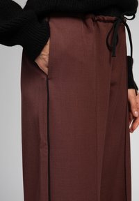 AN'GE Pantalon classique - chocolat