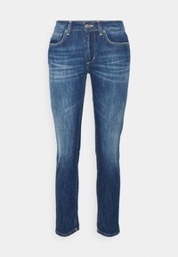 Vaqueros de mezclilla azul oscuro con un diseño de pierna recta, cinco bolsillos y un ligero desvanecimiento. Terminados con herrajes de latón y costuras amarillas.