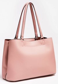 Rosa väska i konstläder med texturerad yta, dubbla axelremmar och en strukturerad form. Har en minimalistisk design och dragkedjestängning.