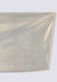 Lśniący srebrny materiał o gładkiej teksturze, z delikatnym, metalicznym wykończeniem i lekkimi zagnieceniami, idealny do różnych zastosowań projektowych.