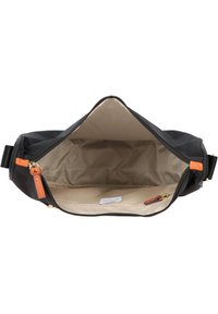 Schwarze Stofftasche mit glatter Oberfläche und hellbraunem Innenraum, ausgestattet mit einem orangen Akzentreißverschluss und einem geräumigen Hauptfach. Keine äußeren Taschen.