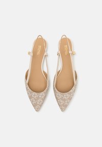 Beige slingback flats dengan ujung runcing, menampilkan pola tekstur dan tali pengikat berwarna emas. Bagian dalam yang halus dan tumit rendah.