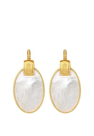 Boucles d’oreilles ovales avec pendentif en nacre serties d’or, crochets en or texturé et bordure dorée détaillée autour des bords.
