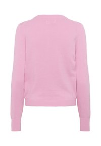 Roze gebreide trui met lange mouwen, ronde halslijn en geribbelde manchetten en zoom. Soepele textuur zonder zichtbare patronen of versieringen.