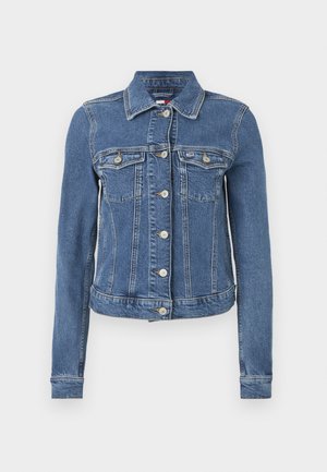 Jachetă din denim de culoare albastru mediu, cu guler, închidere cu nasturi, două buzunare frontale cu clapete și mâneci lungi. Textură moale.