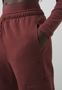 Champion EMOTIONAL DANCE WIDE LEG CARGO PANTS - Treniņtērpa apakšdaļas - dark brown