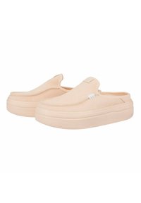 Des chaussures en daim pêche à enfiler avec des orteils ronds et une semelle en caoutchouc épaisse. Détails de surpiqûres sur les côtés et une languette à l'arrière pour un enfilage facile.