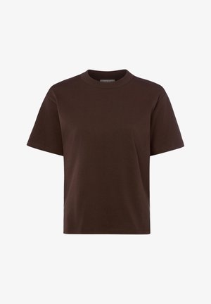 Proste, ciemnobrązowe, bawełniane T-shirt z krótkim rękawem i okrągłym dekoltem, o standardowym kroju, prezentowane na białym tle.