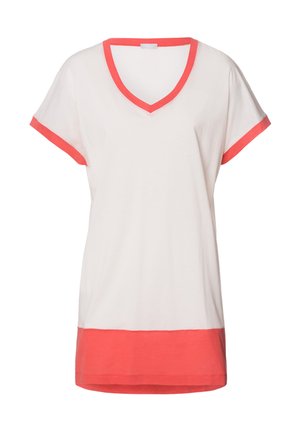 Camiseta de cuello en V en blanco con acentos en coral a lo largo del escote y el dobladillo. Mangas cortas y un corte relajado, hecha de una tela suave.