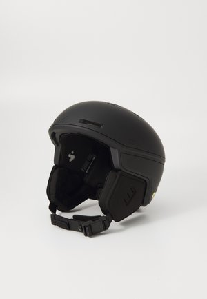 Sort skihjelm med en glat mat overflade, rund form, justerbare stropper og indvendig polstring for komfort. Ventilationsåbninger synlige.