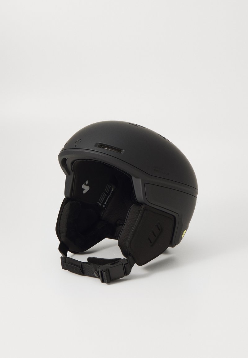 Svart skihjelm med en glatt matt finish, avrundet form, justerbare stropper og indre polstring for komfort. Ventilasjonsåpninger synlige.