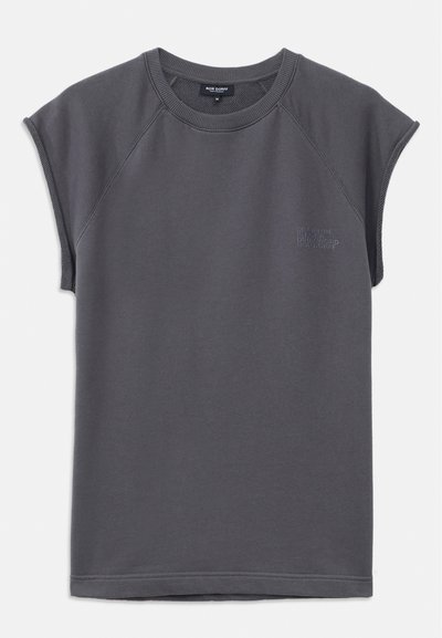 Felpa grigia a maniche corte, in misto cotone, dalla forma boxy, con collo a girocollo ribattuto, caratterizzata da un delicato ricamo sul petto.