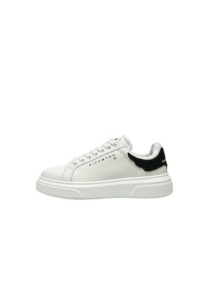 Sneaker bianca low-top con dettaglio nero sul tallone, suola spessa, allacciatura frontale e marchio "RICHMOND" sul lato.