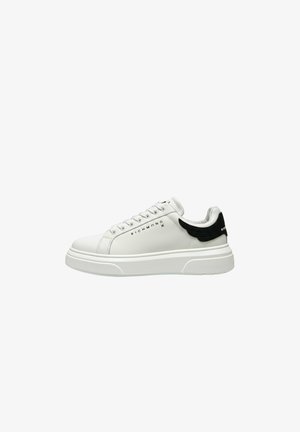 Sneaker bianca low-top con dettaglio nero sul tallone, suola spessa, allacciatura frontale e marchio "RICHMOND" sul lato.