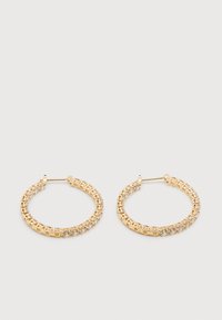 Ζευγάρι χρυσών σκουλαρικιών με κρίκους, διακοσμημένα με καθαρά στρογγυλά πολύτιμα λίθια, παρουσιάζονται σε απλό λευκό φόντο.