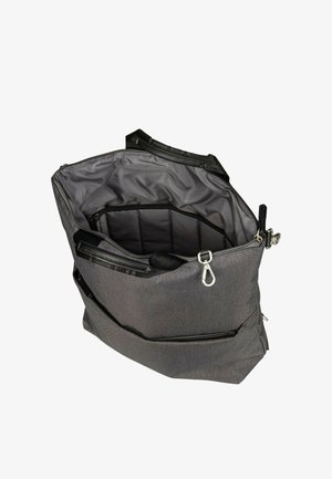 Bolso tote abierto de color gris oscuro con secciones interiores acolchadas, asas negras, un bolsillo delantero con cremallera y un clip metálico para llaves cerca de la cremallera.